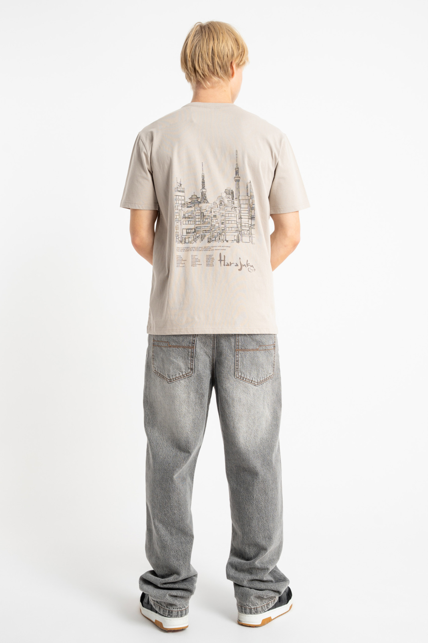 Beżowy t-shirt REGULAR z autorską grafiką z tyłu