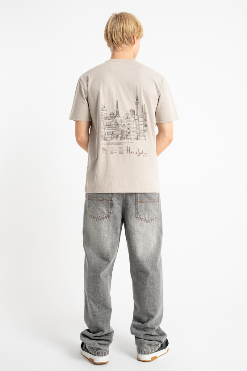 Beżowy t-shirt REGULAR z autorską grafiką z tyłu