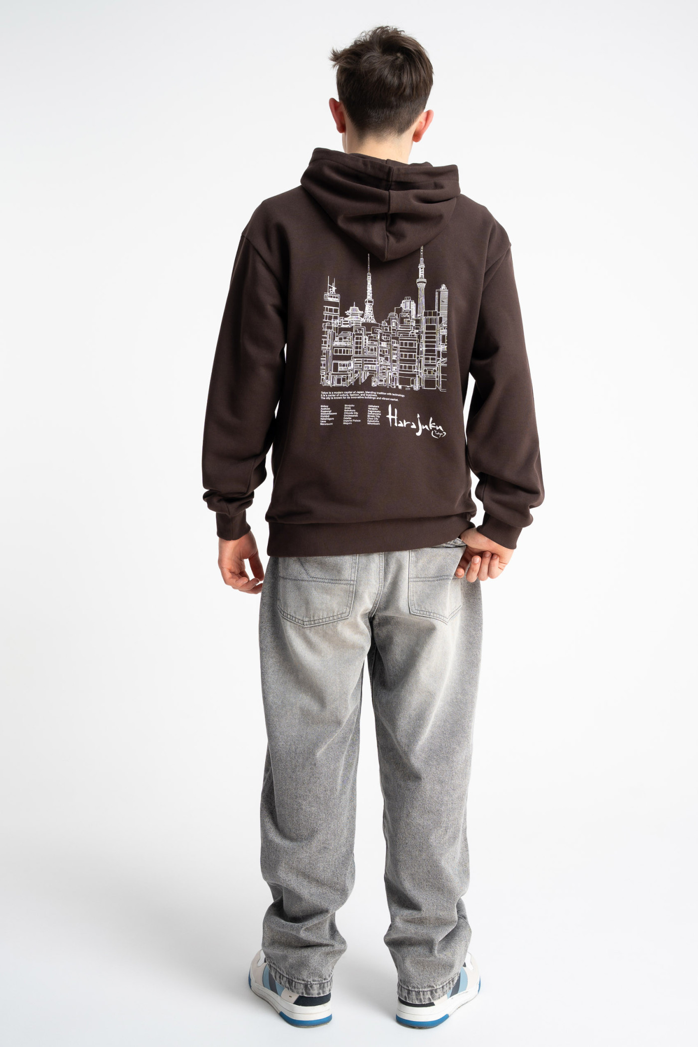 Brązowa bluza REGULAR z kapturem z autorską grafiką z tyłu