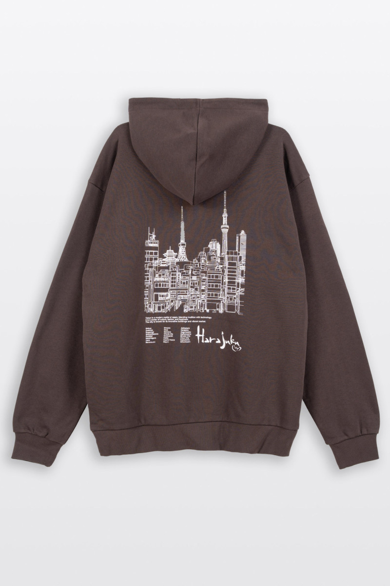 Brązowa bluza REGULAR z kapturem z autorską grafiką z tyłu