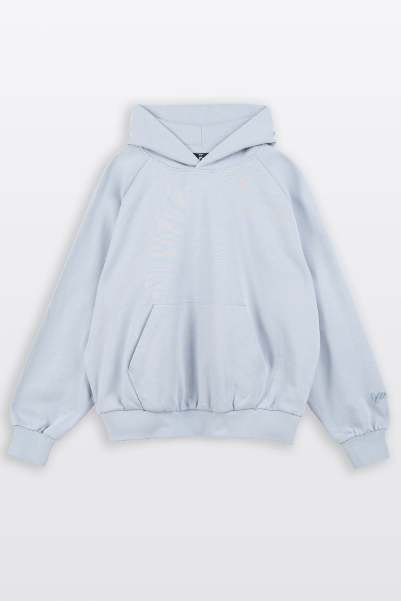 Jasnoniebieska bluza BOXY z kapturem z minimalistycznym haftem na rękawie, niebieski