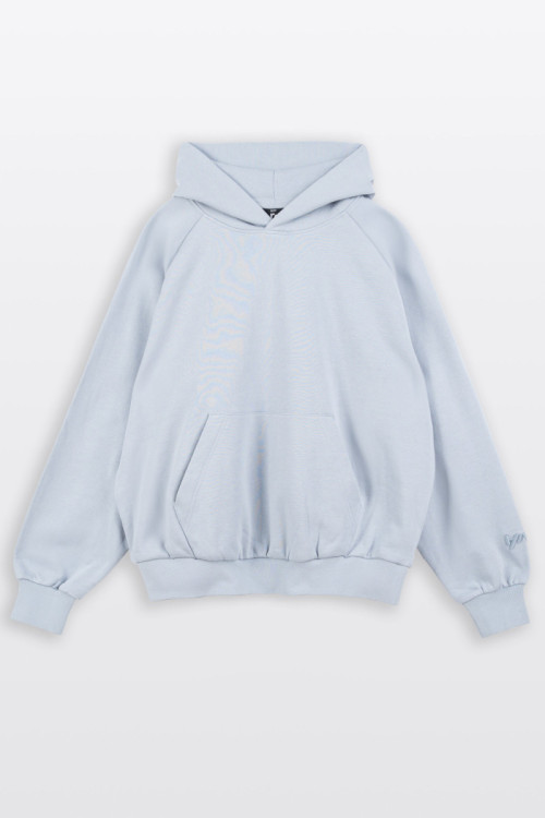 Jasnoniebieska bluza BOXY z kapturem z minimalistycznym haftem na rękawie