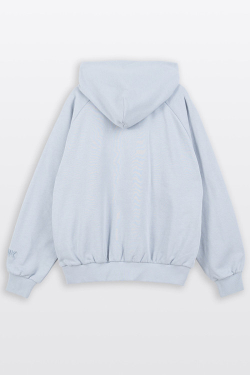 Jasnoniebieska bluza BOXY z kapturem z minimalistycznym haftem na rękawie