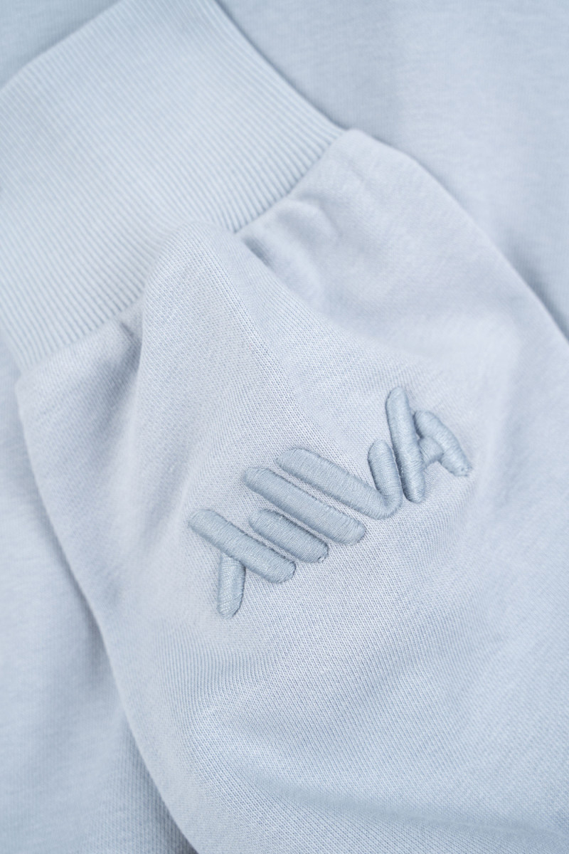 Jasnoniebieska bluza BOXY z kapturem z minimalistycznym haftem na rękawie