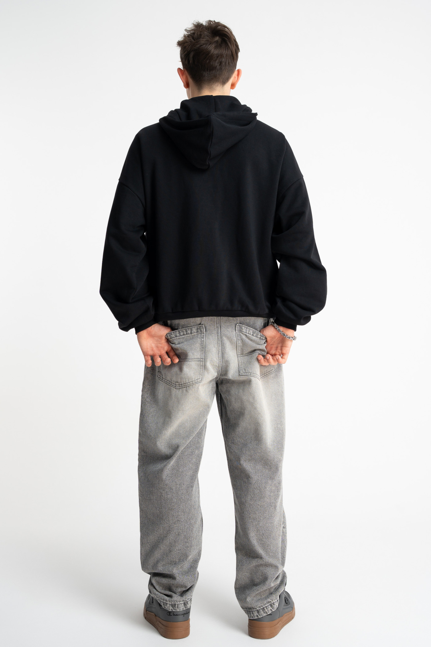 Czarna bluza BOXY z kapturem z minimalistycznym nadrukiem