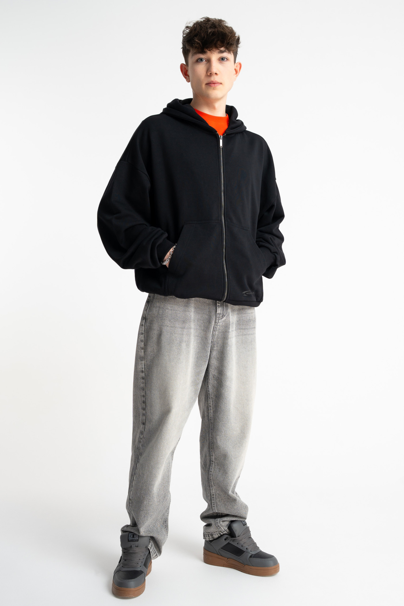 Czarna bluza BOXY z kapturem z minimalistycznym nadrukiem