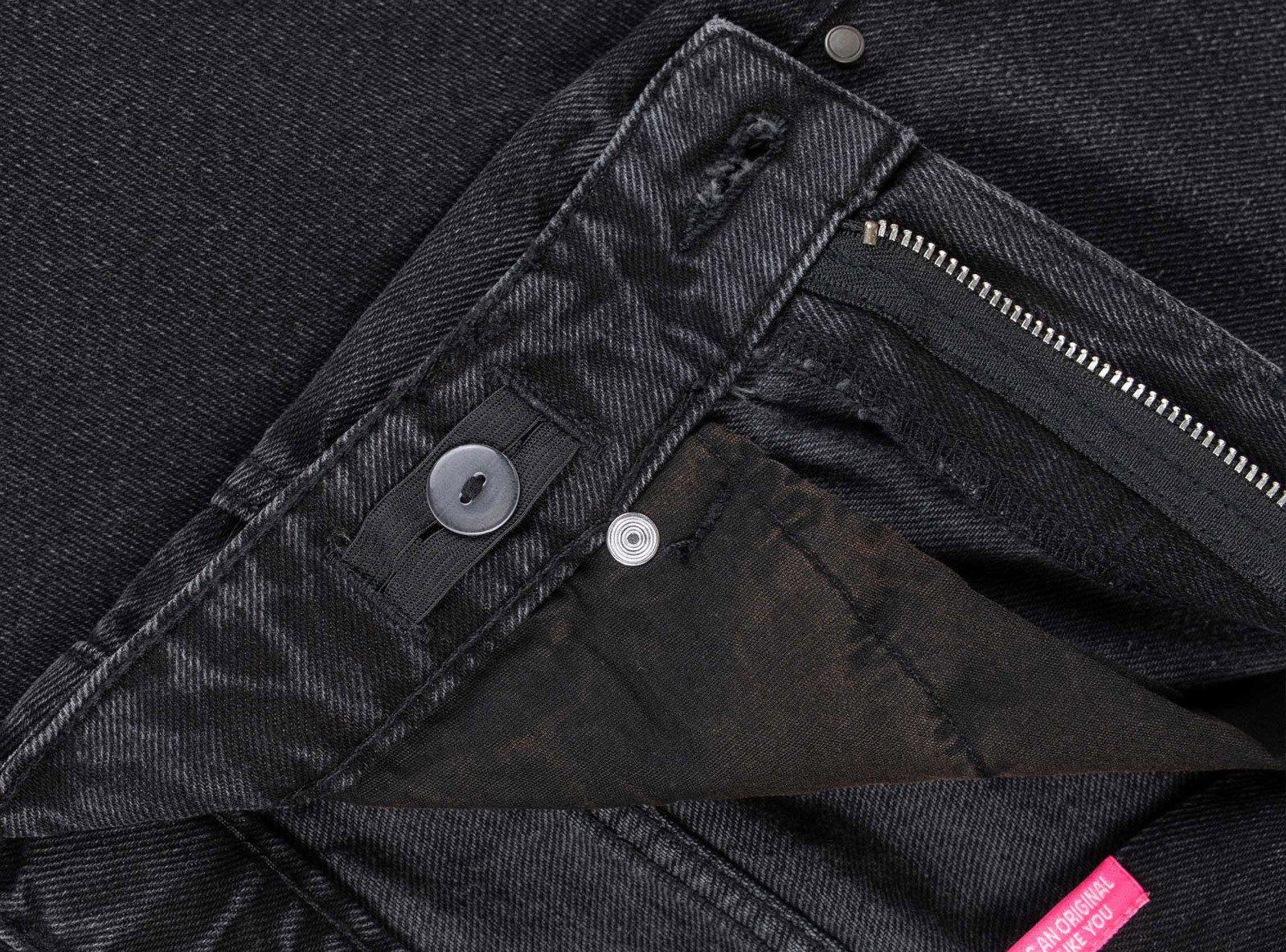 Czarne spodnie jeansowe STRAIGHT z ozdobnymi dżetami zapinane na zamek