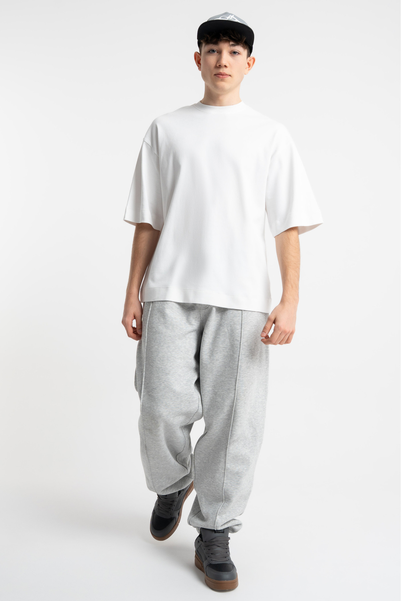 Szare spodnie dresowe BAGGY z przeszyciami na nogawce