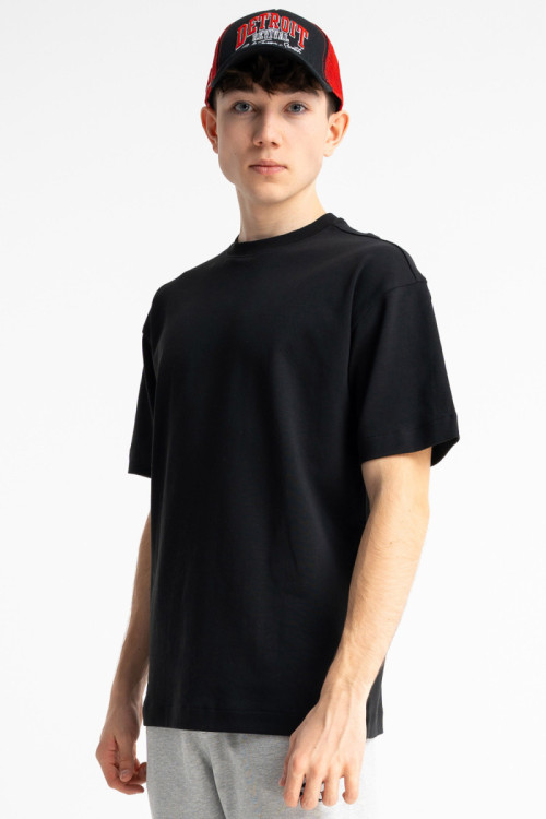 Czarny t-shirt LOOSE z minimalistycznym nadrukiem