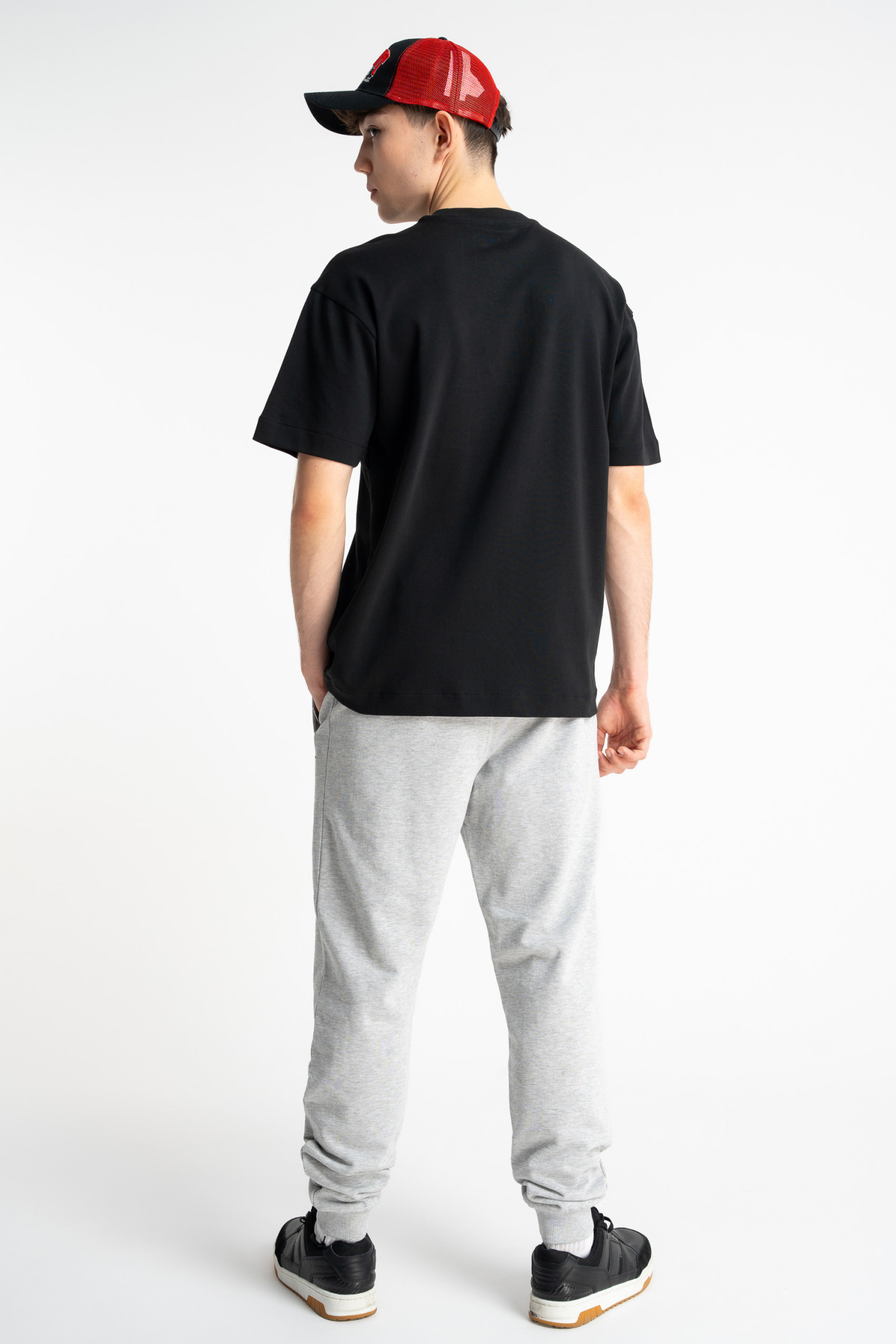 Czarny t-shirt LOOSE z minimalistycznym nadrukiem