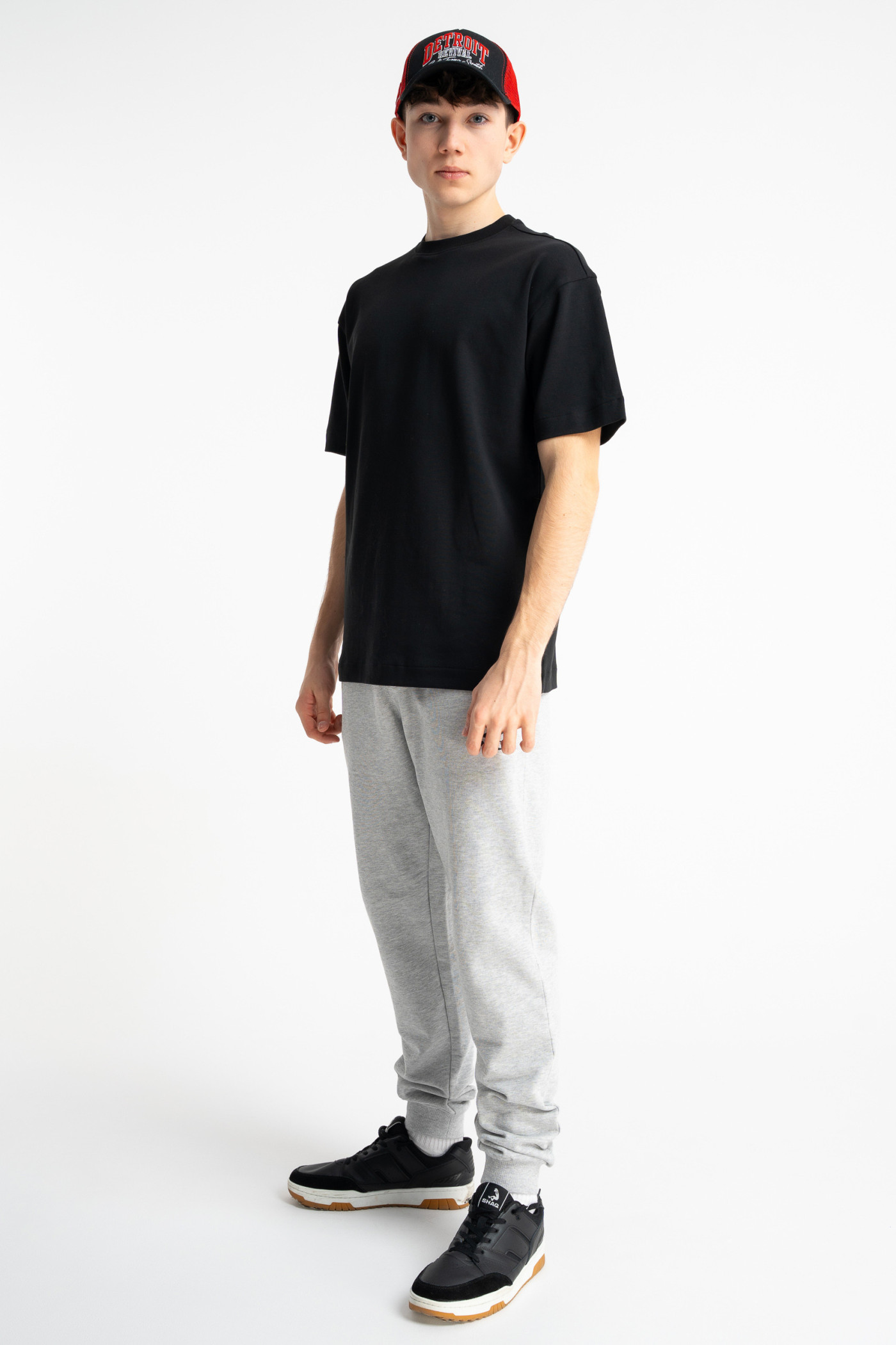 Czarny t-shirt LOOSE z minimalistycznym nadrukiem