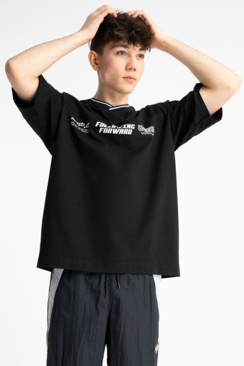 Czarny t-shirt LOOSE z nadrukiem z przodu