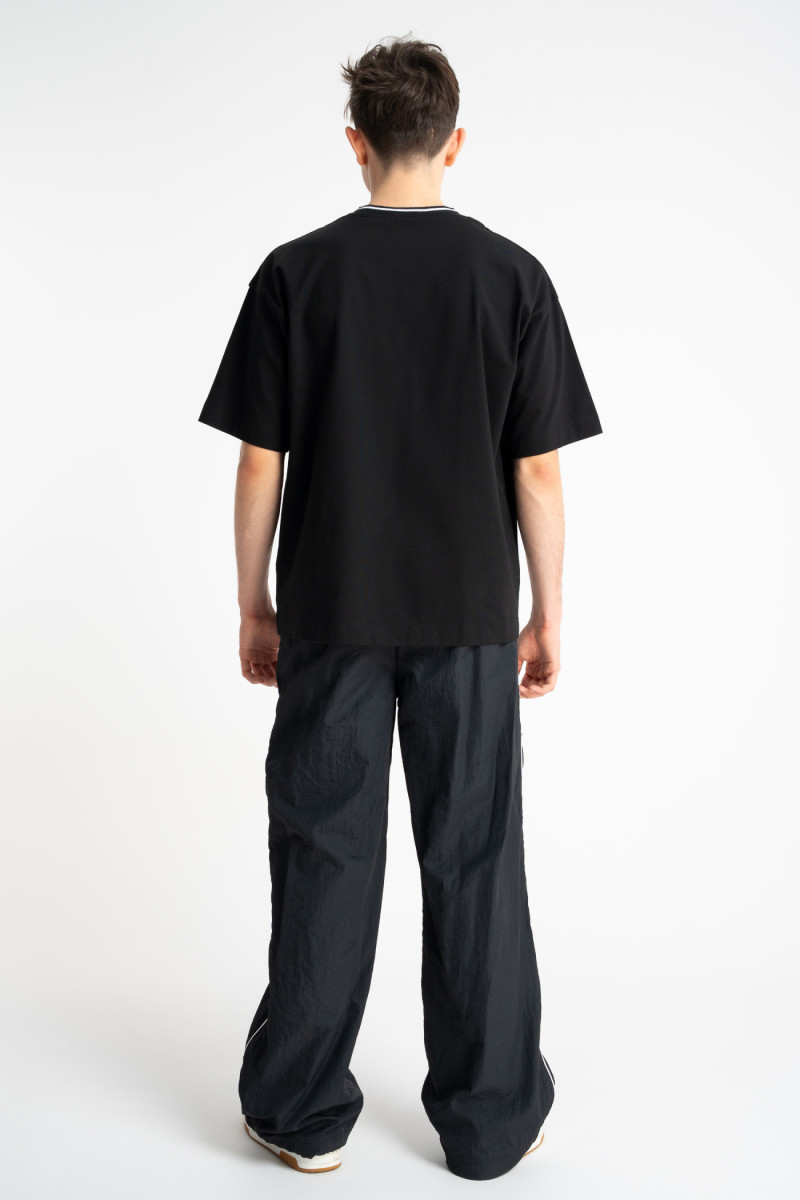 Czarny t-shirt LOOSE z nadrukiem z przodu