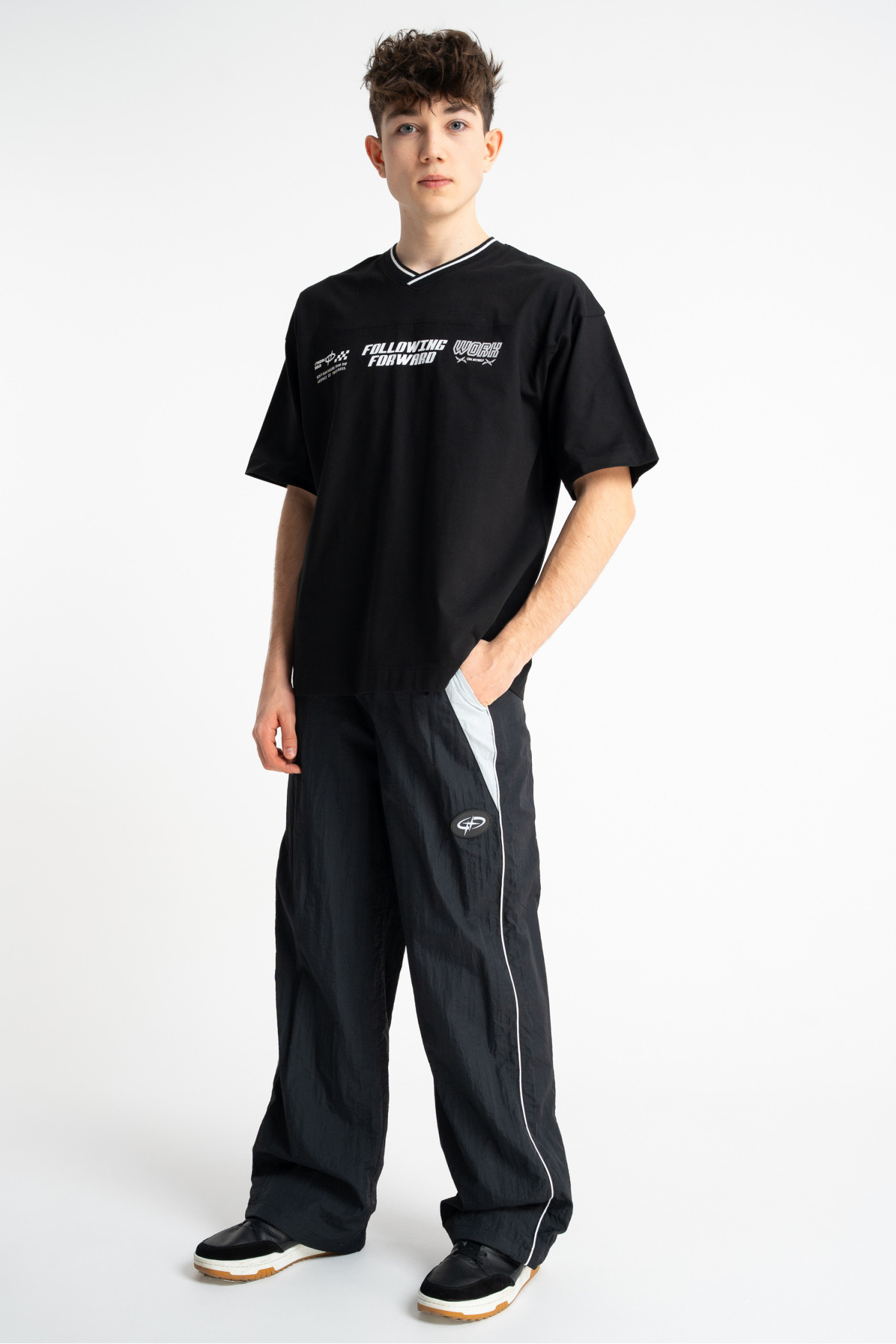 Czarny t-shirt LOOSE z nadrukiem z przodu