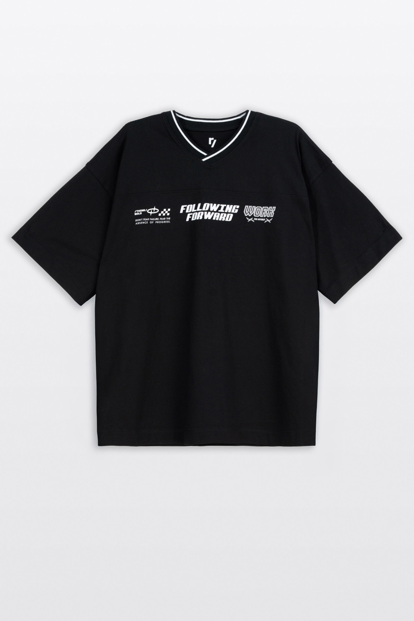 Czarny t-shirt LOOSE z nadrukiem z przodu