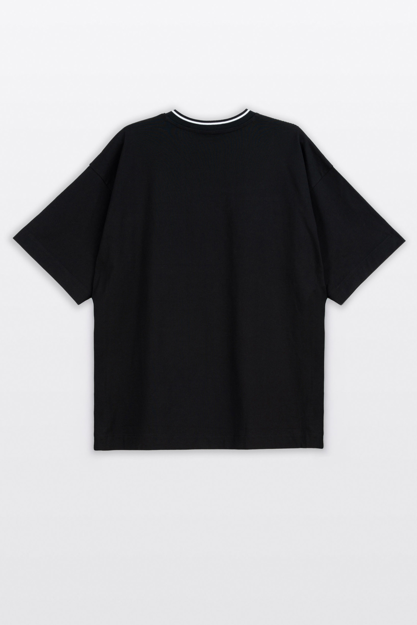 Czarny t-shirt LOOSE z nadrukiem z przodu