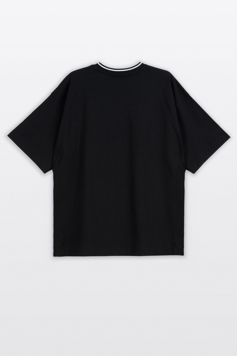 Czarny t-shirt LOOSE z nadrukiem z przodu