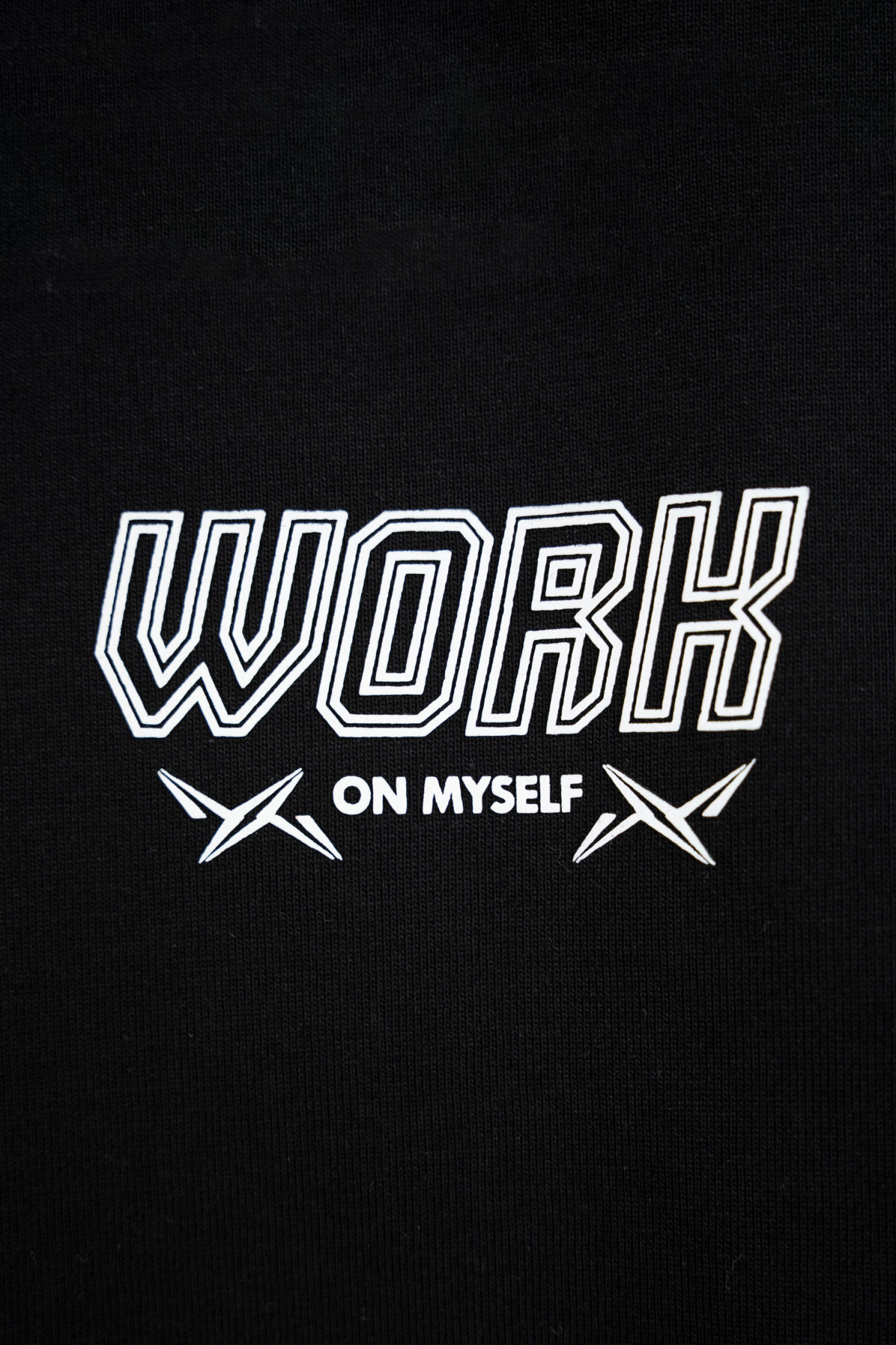 Czarny t-shirt LOOSE z nadrukiem z przodu