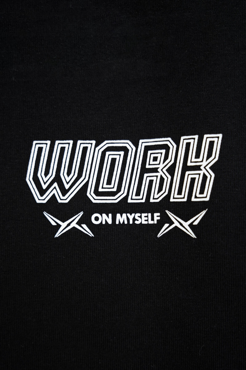 Czarny t-shirt LOOSE z nadrukiem z przodu