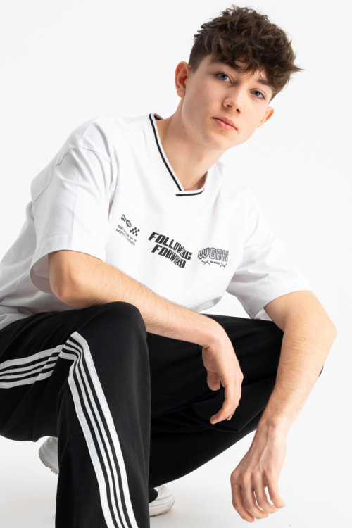 Biały t-shirt LOOSE z nadrukiem z przodu