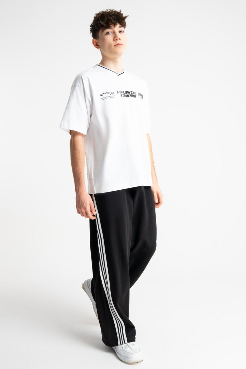 Biały t-shirt LOOSE z nadrukiem z przodu