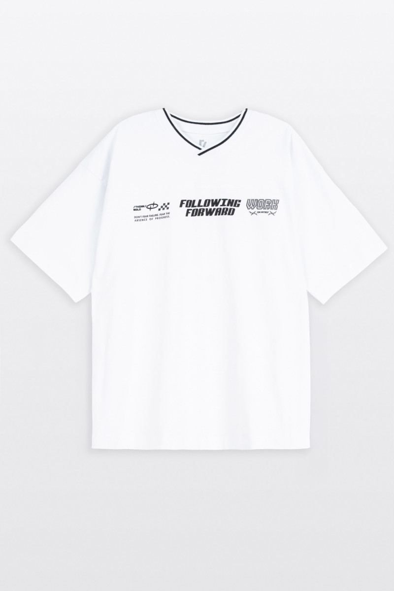 Biały t-shirt LOOSE z nadrukiem z przodu