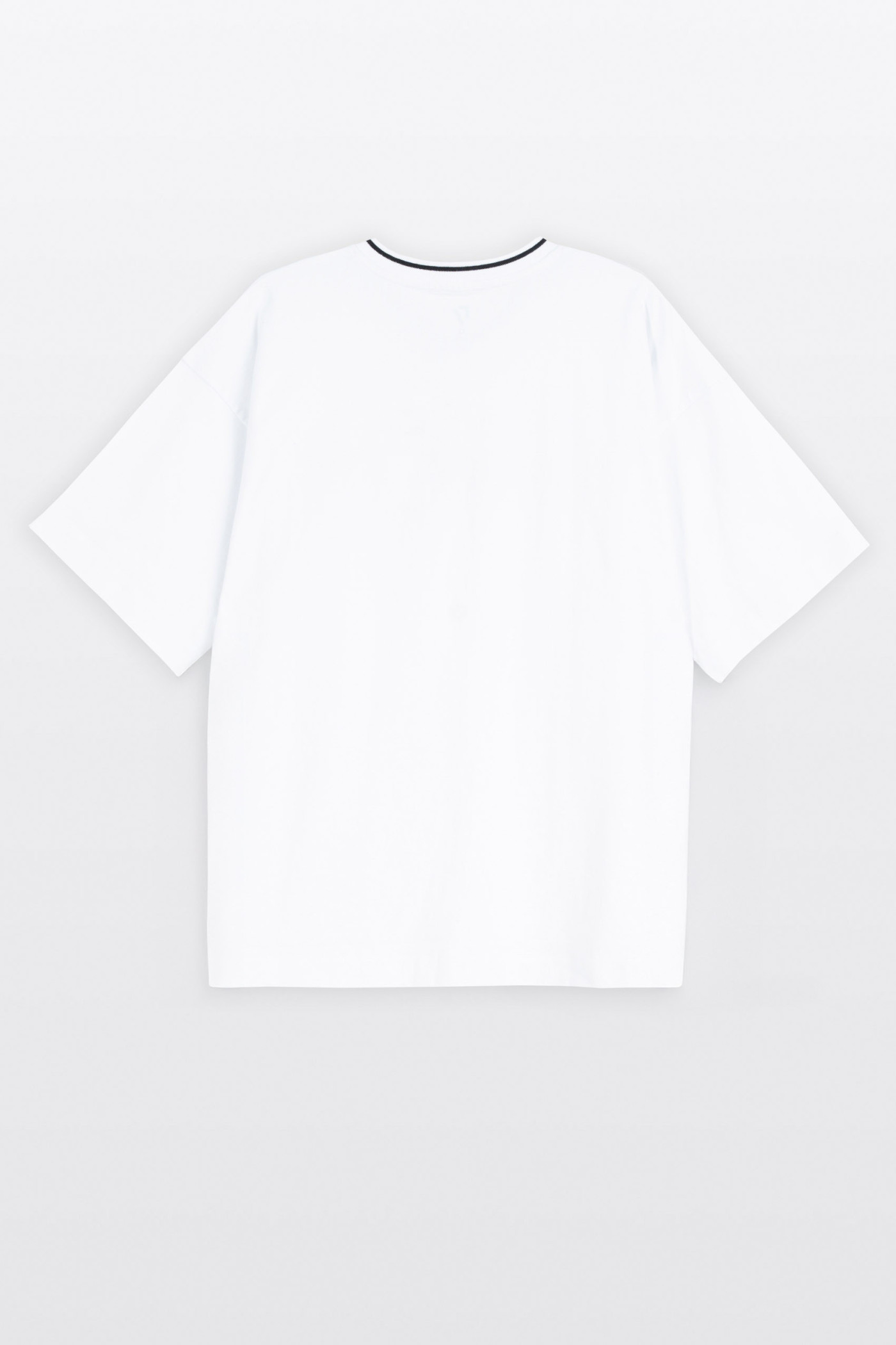 Biały t-shirt LOOSE z nadrukiem z przodu