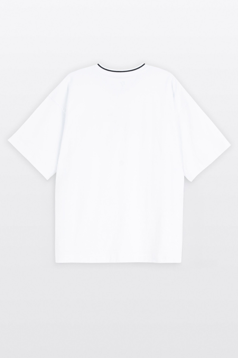 Biały t-shirt LOOSE z nadrukiem z przodu
