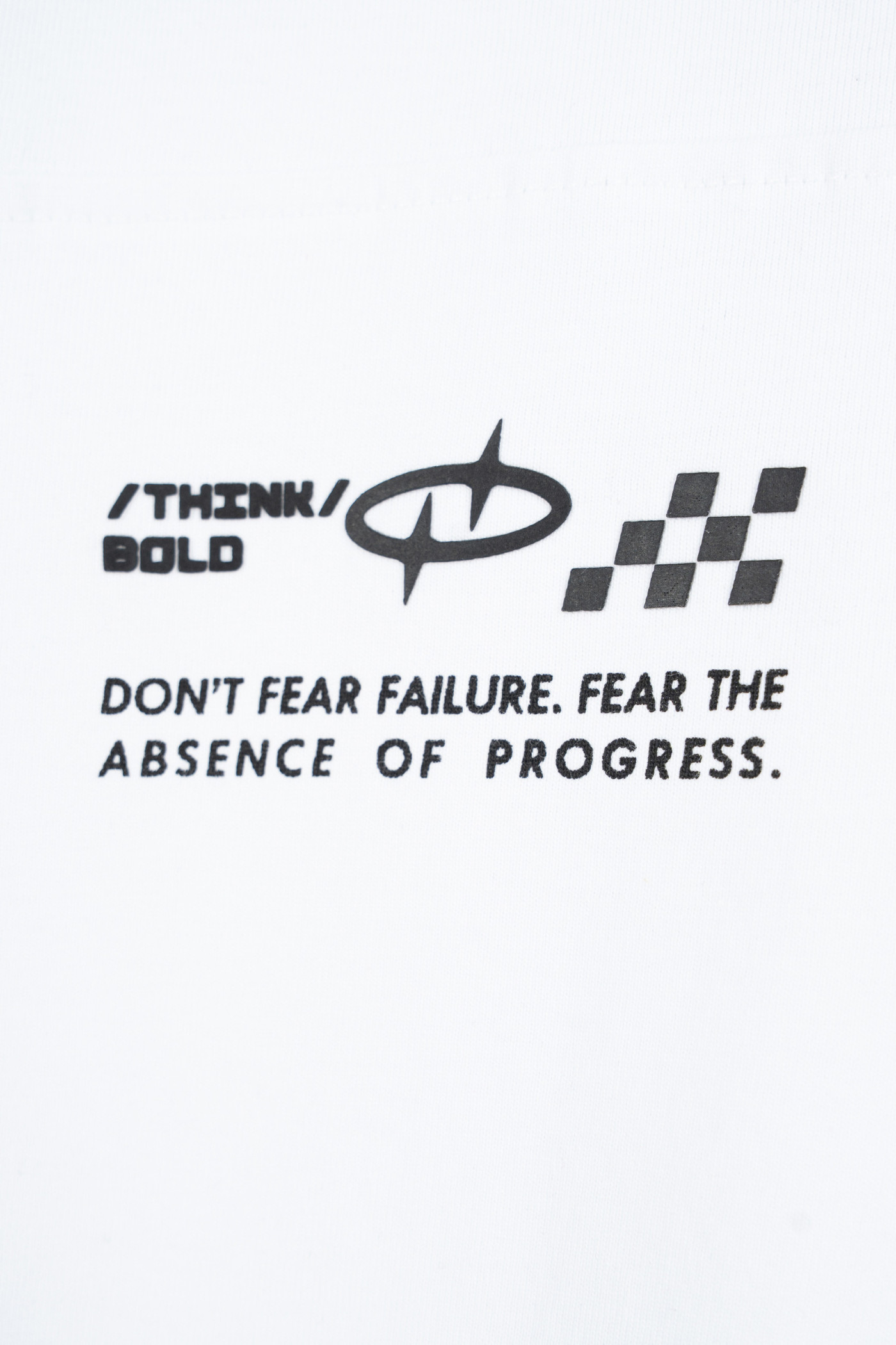 Biały t-shirt LOOSE z nadrukiem z przodu