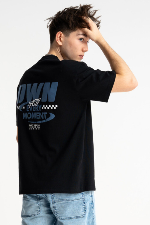 Czarny t-shirt LOOSE z autorską grafiką z przodu