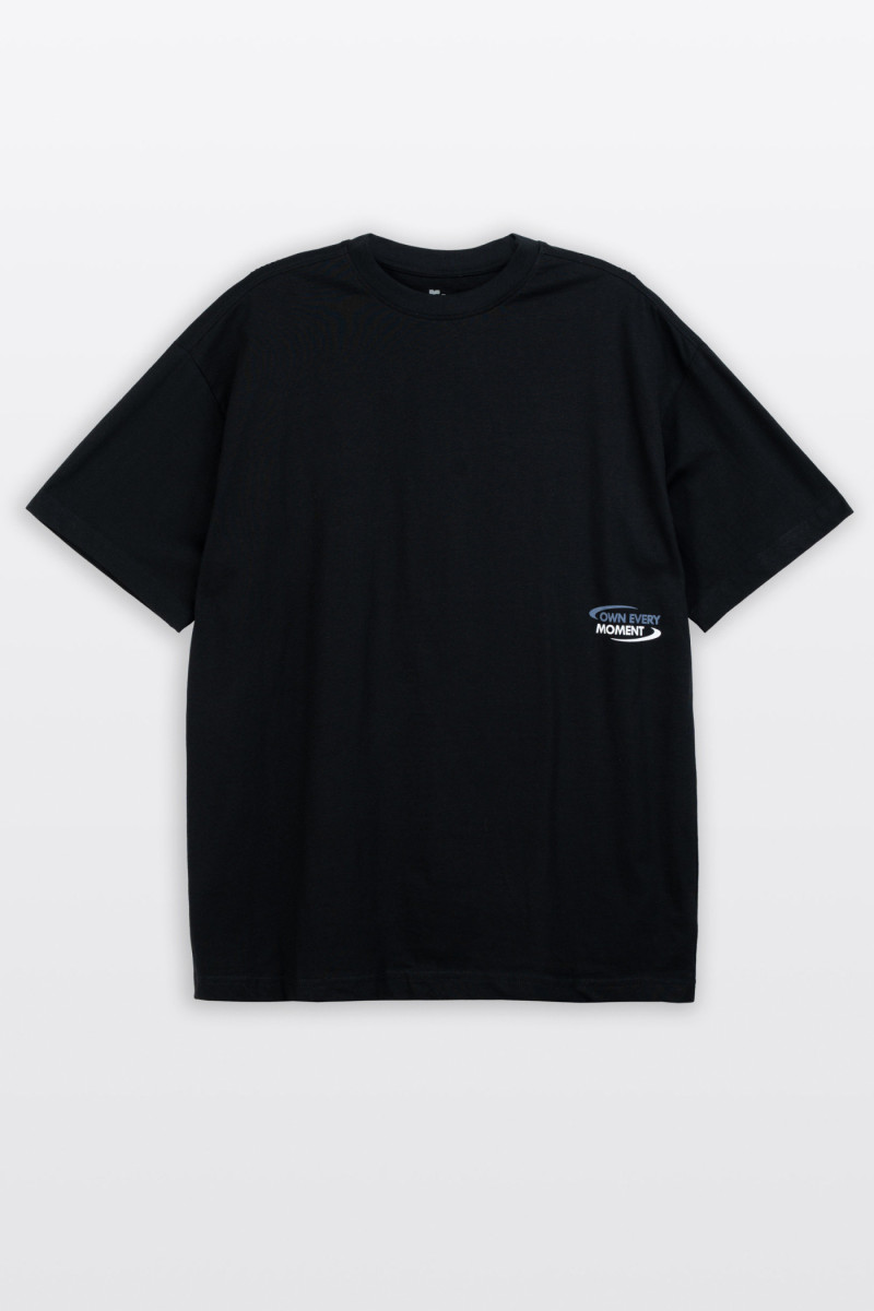 Czarny t-shirt LOOSE z autorską grafiką z przodu