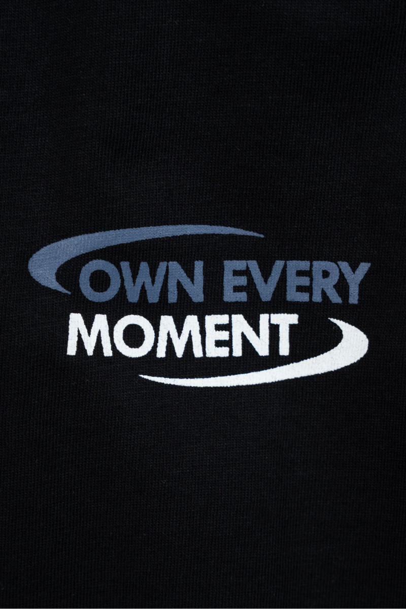 Czarny t-shirt LOOSE z autorską grafiką z przodu