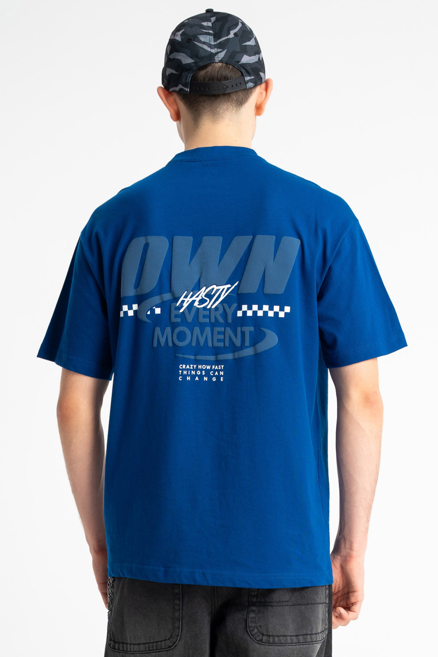 Niebieski t-shirt LOOSE z autorską grafiką z przodu