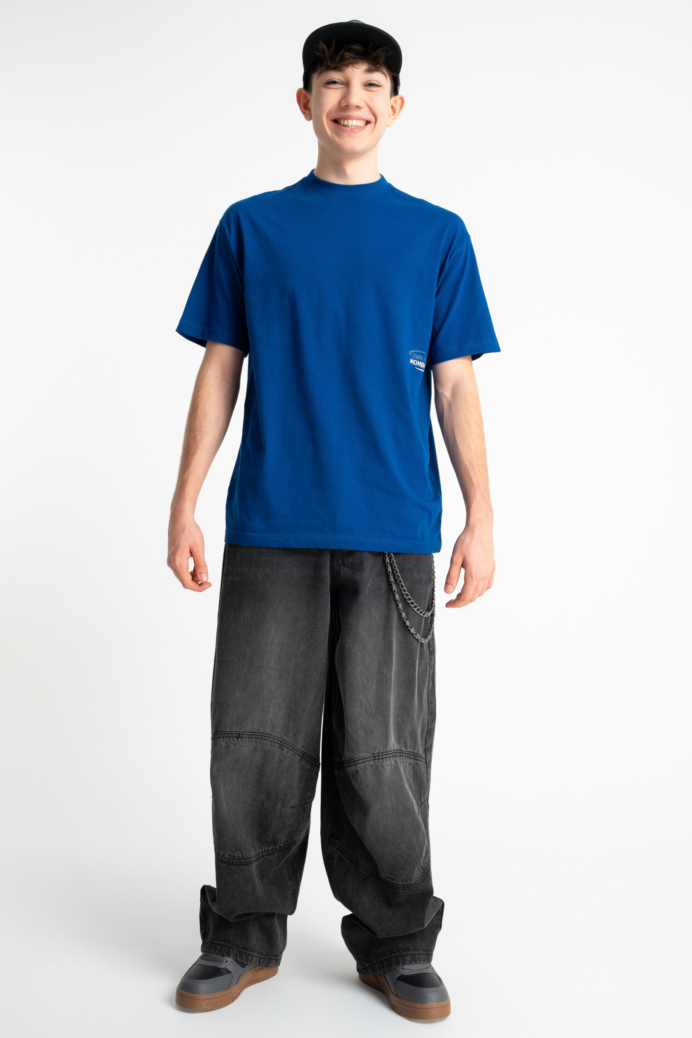 Niebieski t-shirt LOOSE z autorską grafiką z przodu