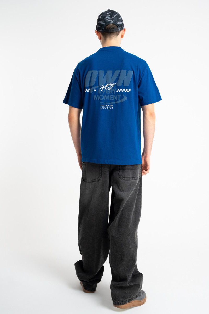 Niebieski t-shirt LOOSE z autorską grafiką z przodu