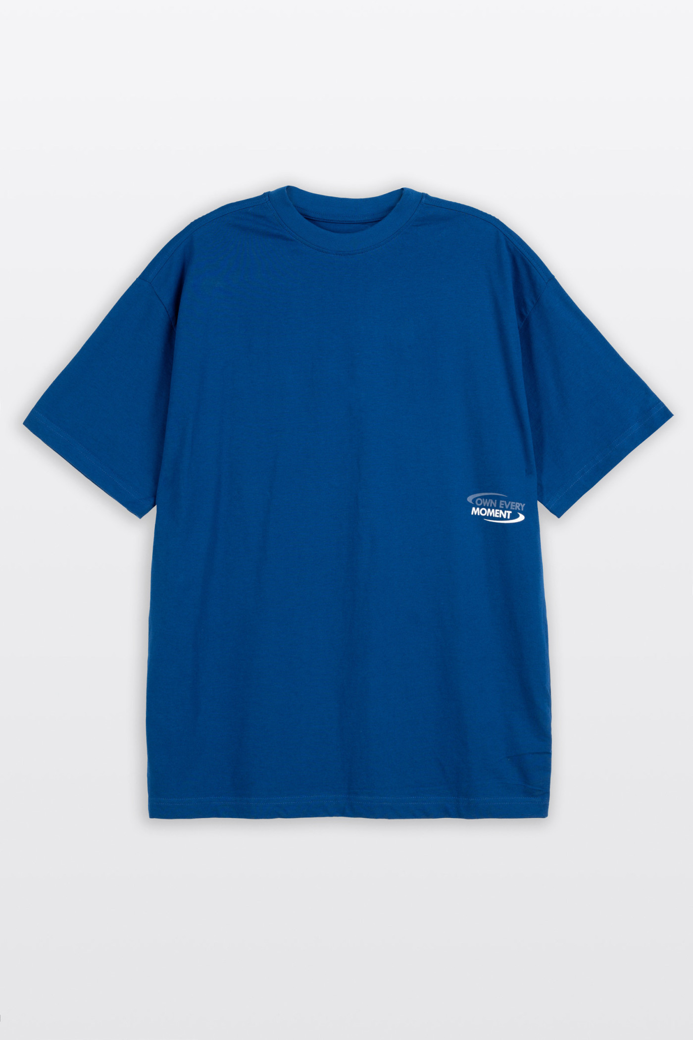 Niebieski t-shirt LOOSE z autorską grafiką z przodu