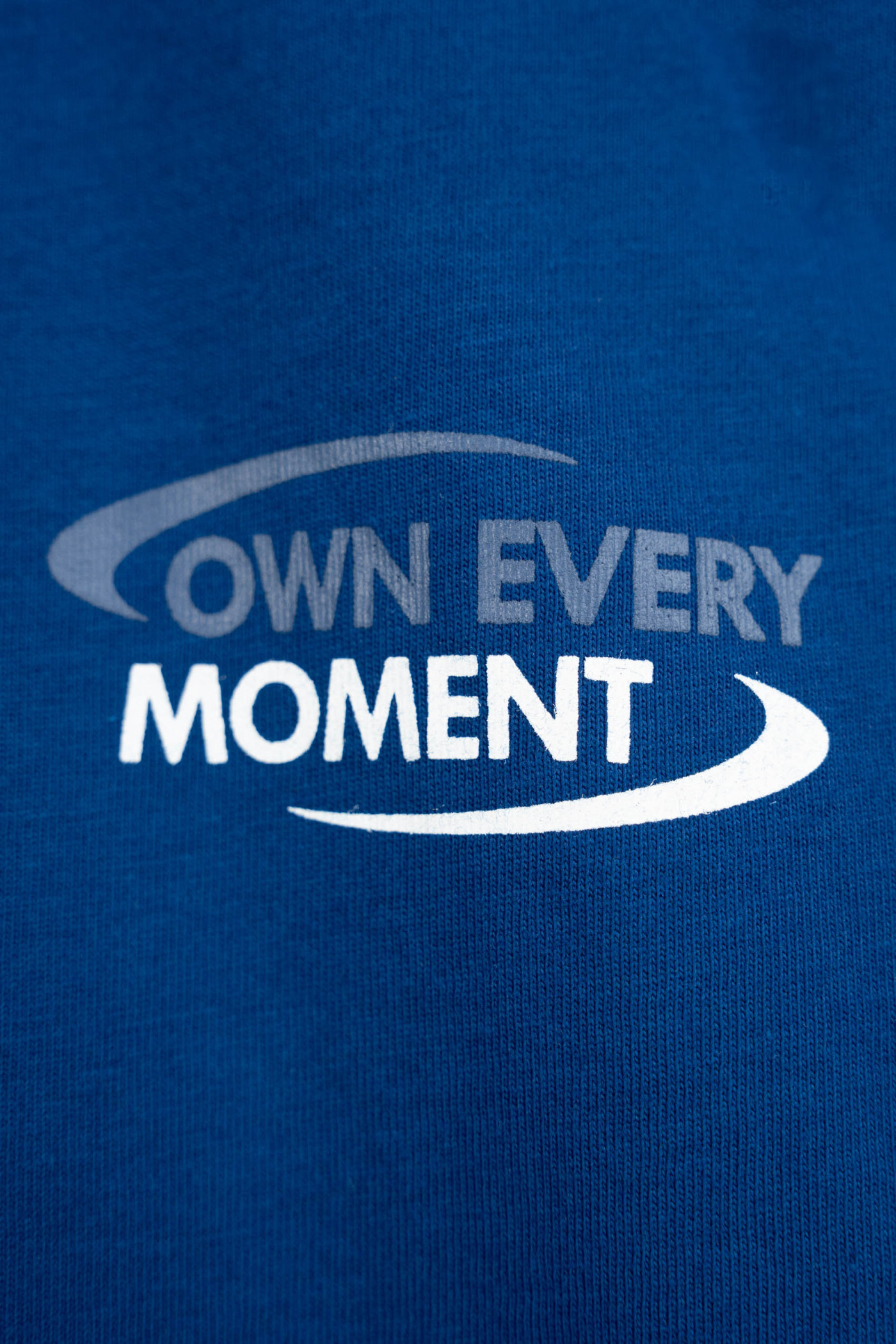 Niebieski t-shirt LOOSE z autorską grafiką z przodu