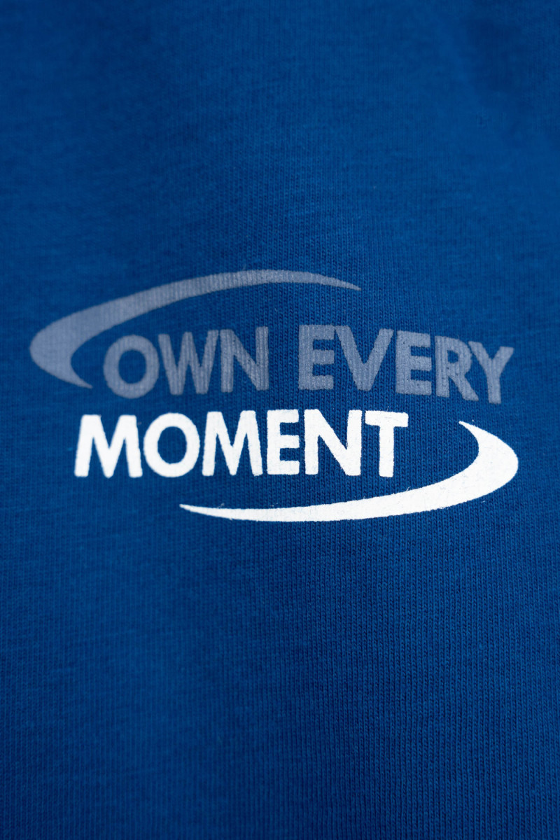 Niebieski t-shirt LOOSE z autorską grafiką z przodu, granatowy