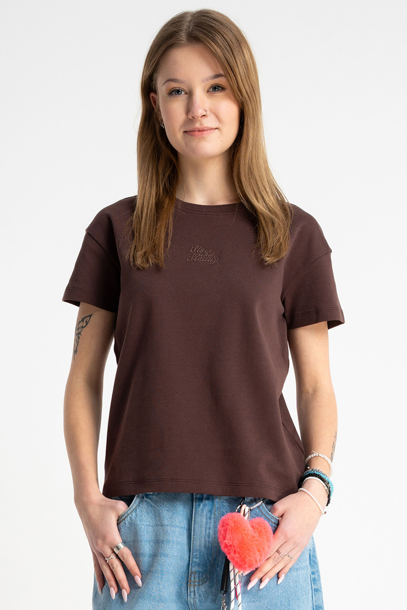 Brązowa bluzka REGULAR z krótkimi rękawami z minimalistycznym haftem