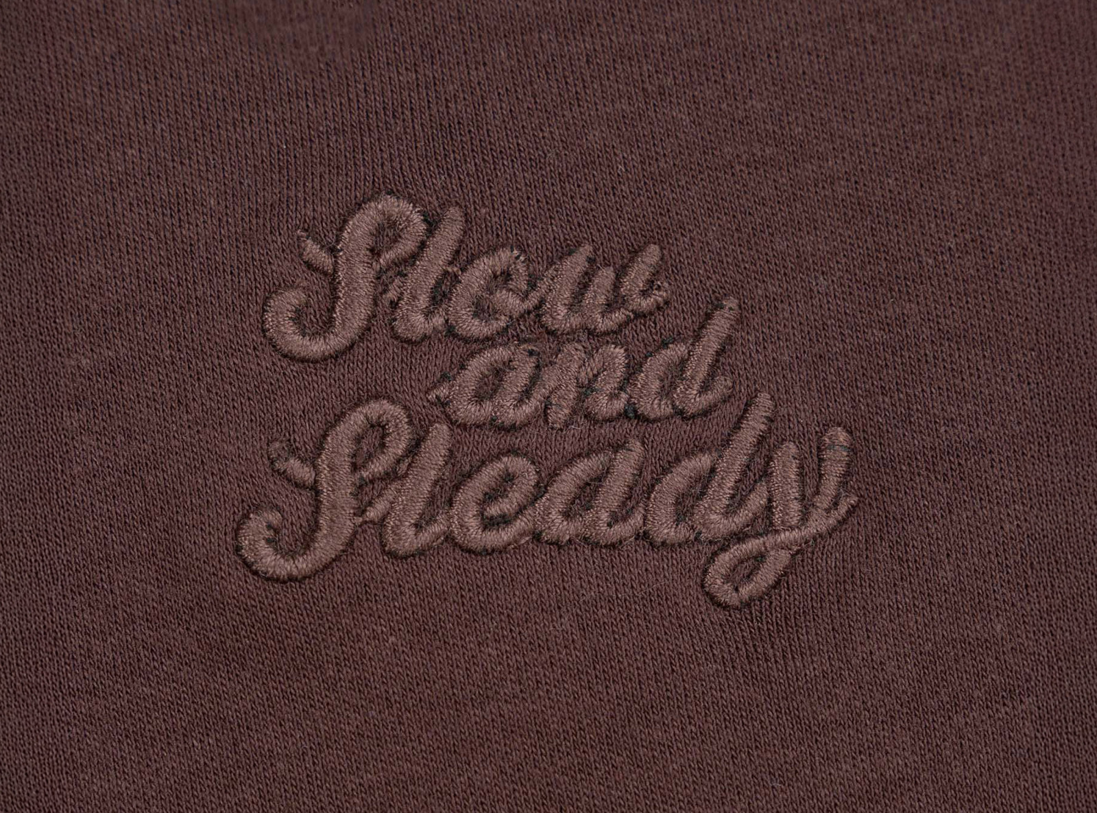 Brązowa bluzka REGULAR z krótkimi rękawami z minimalistycznym haftem