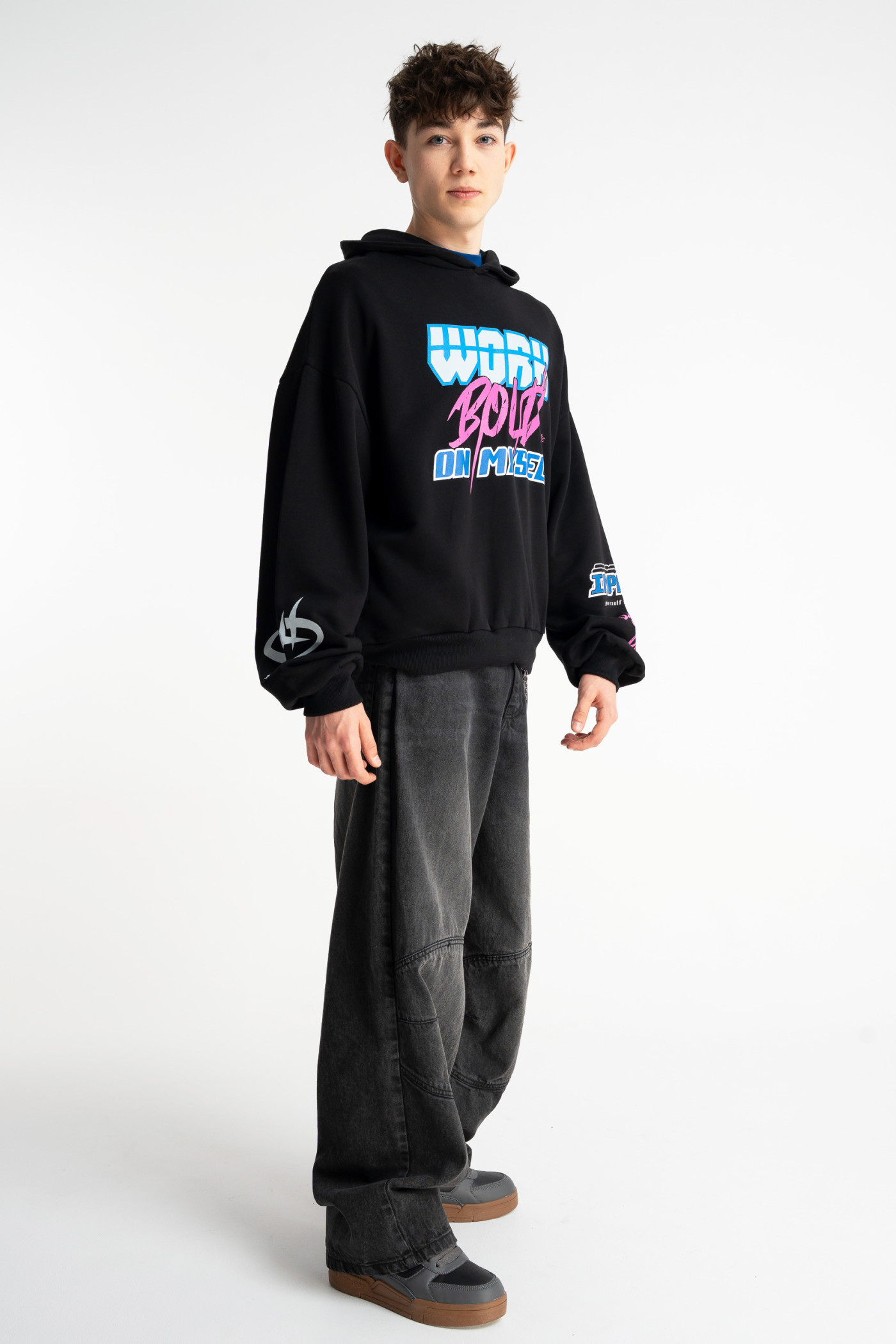 Czarna bluza BOXY z kapturem z autorską grafiką z przodu