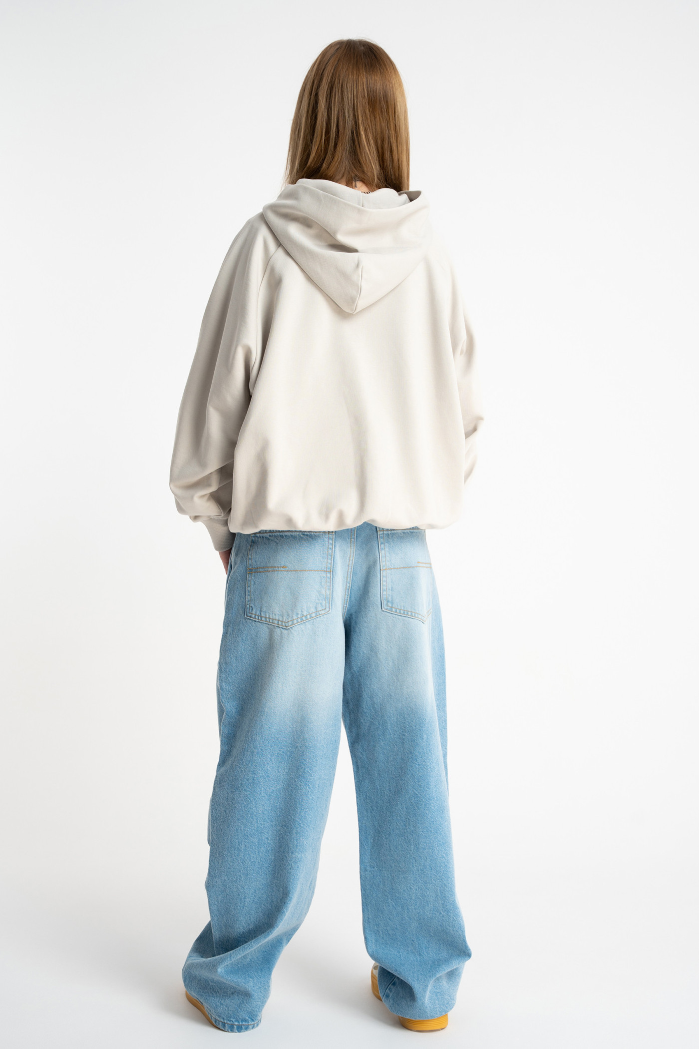 Jasnoszara bluza BOXY z kapturem z minimalistycznym haftem na rękawie