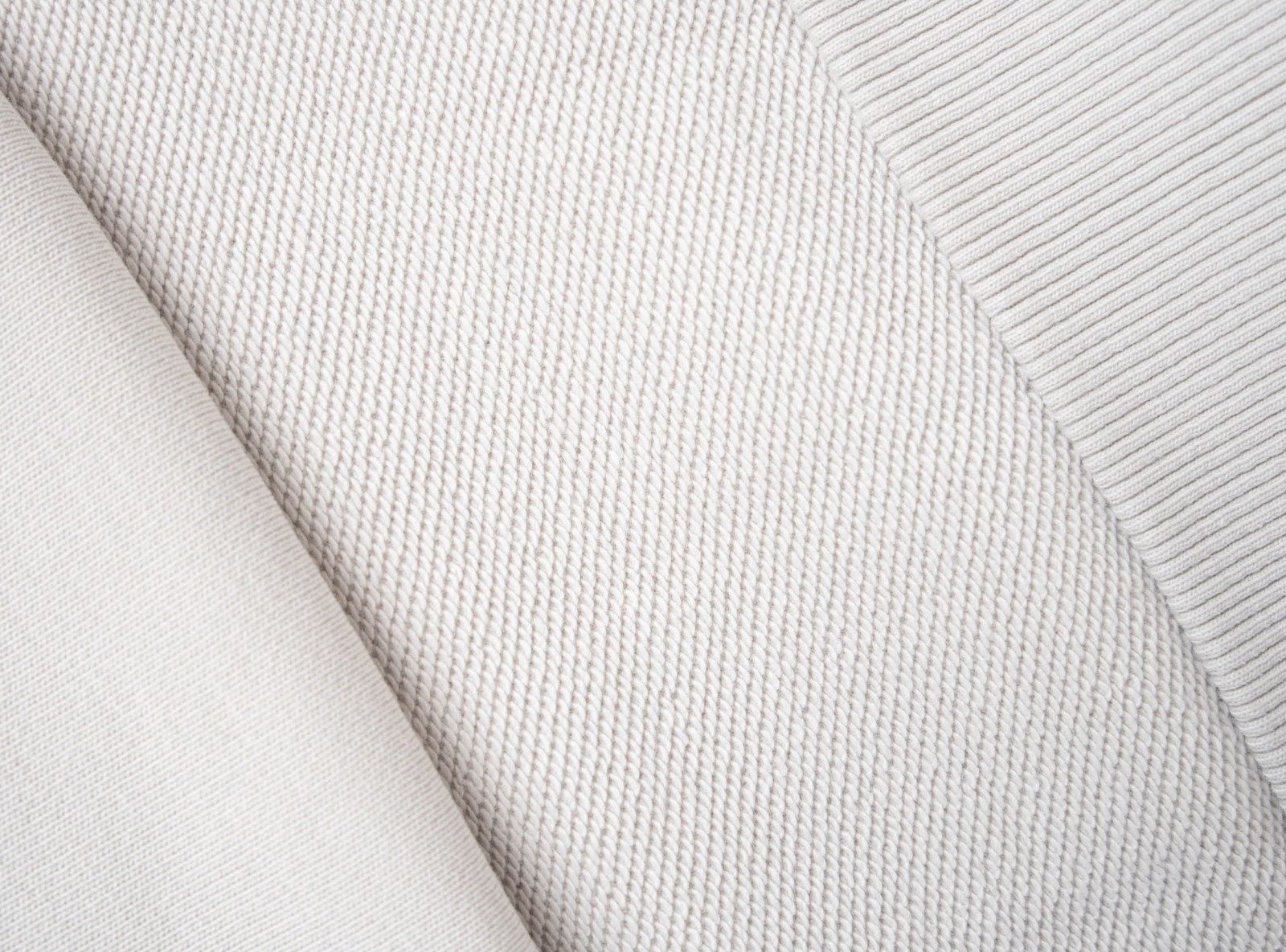 Jasnoszara bluza BOXY z kapturem z minimalistycznym haftem na rękawie