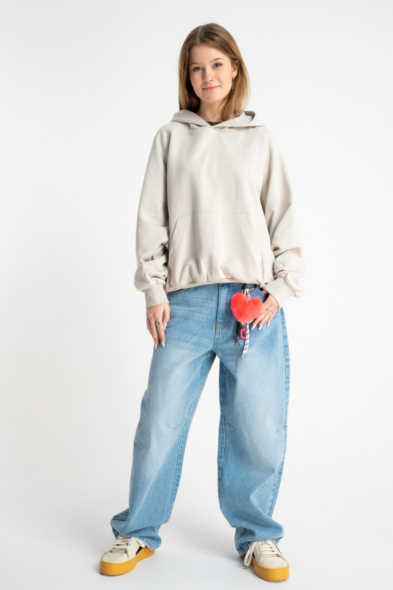 Jasnoszara bluza BOXY z kapturem z minimalistycznym haftem na rękawie