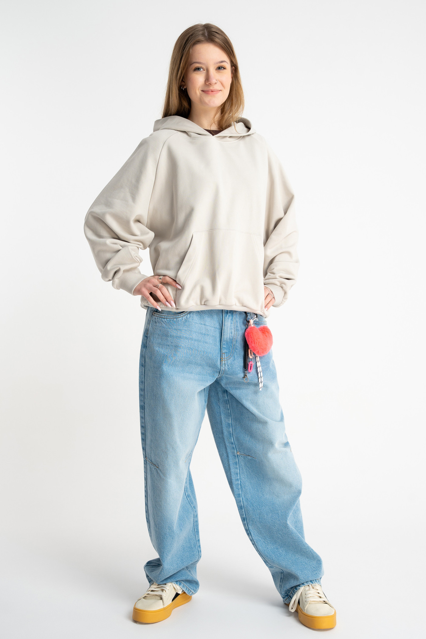 Jasnoszara bluza BOXY z kapturem z minimalistycznym haftem na rękawie