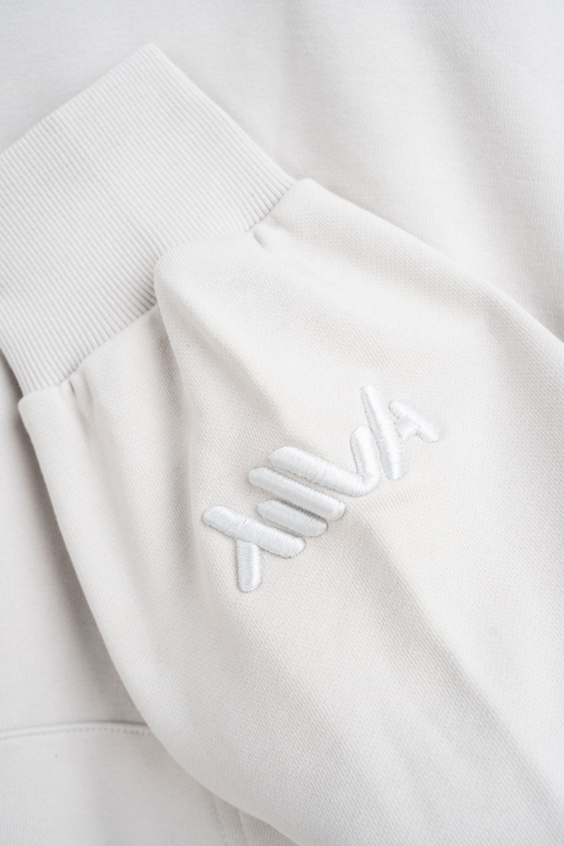 Jasnoszara bluza BOXY z kapturem z minimalistycznym haftem na rękawie