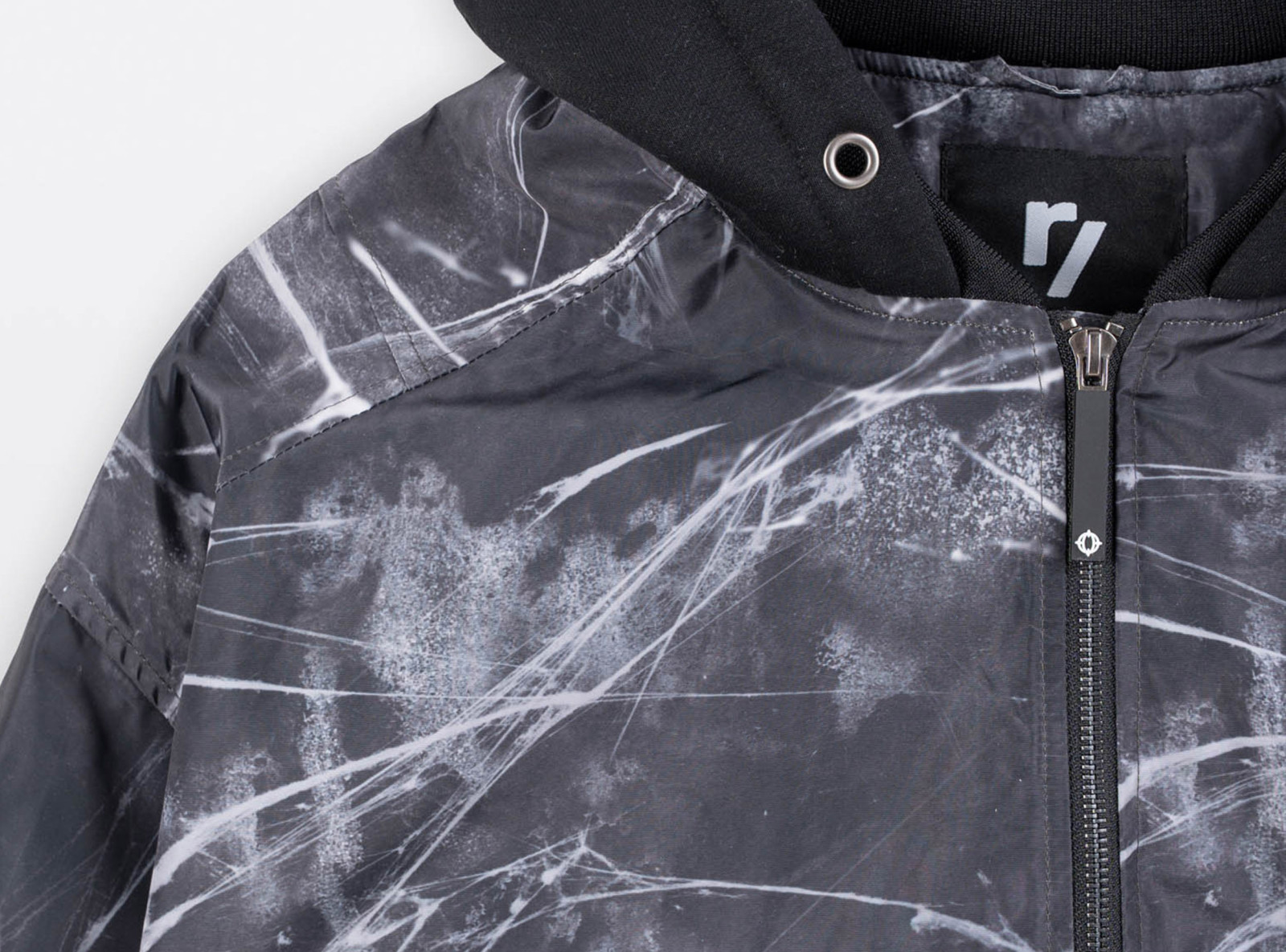 Kurtka przejściowa z nadrukiem na całości