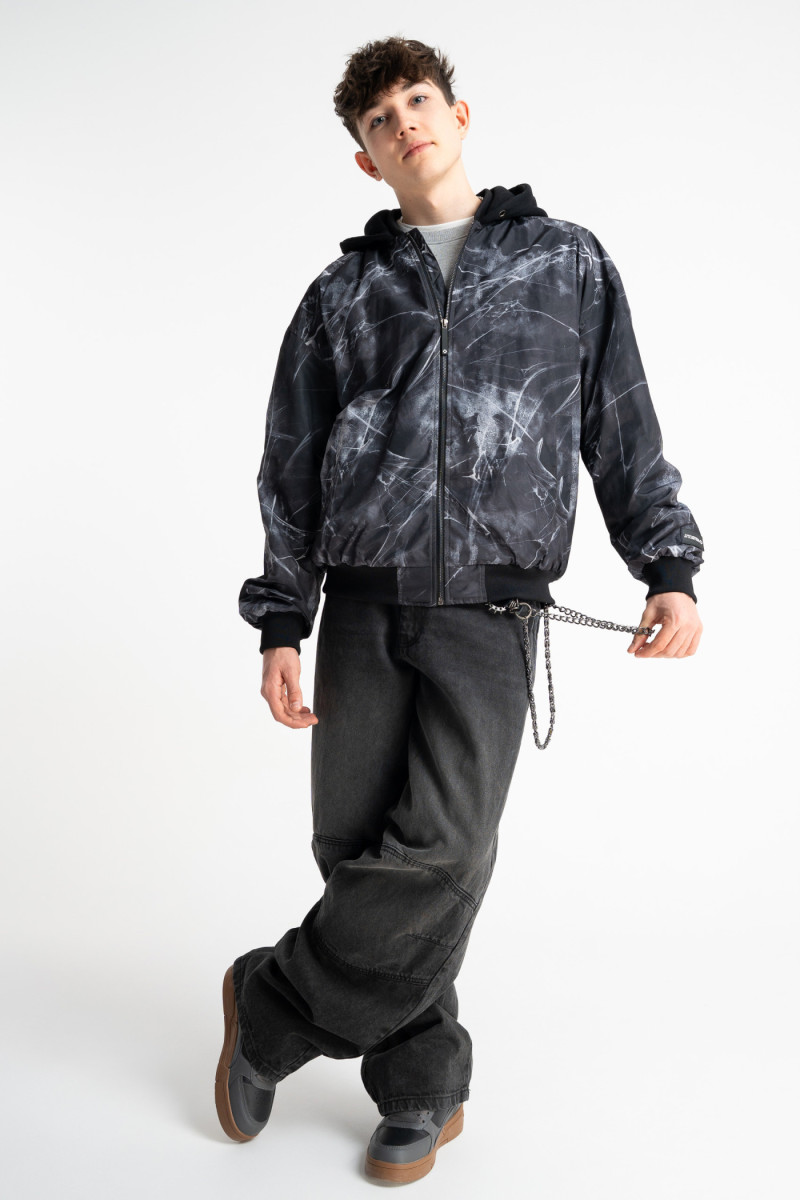 Kurtka przejściowa z nadrukiem na całości