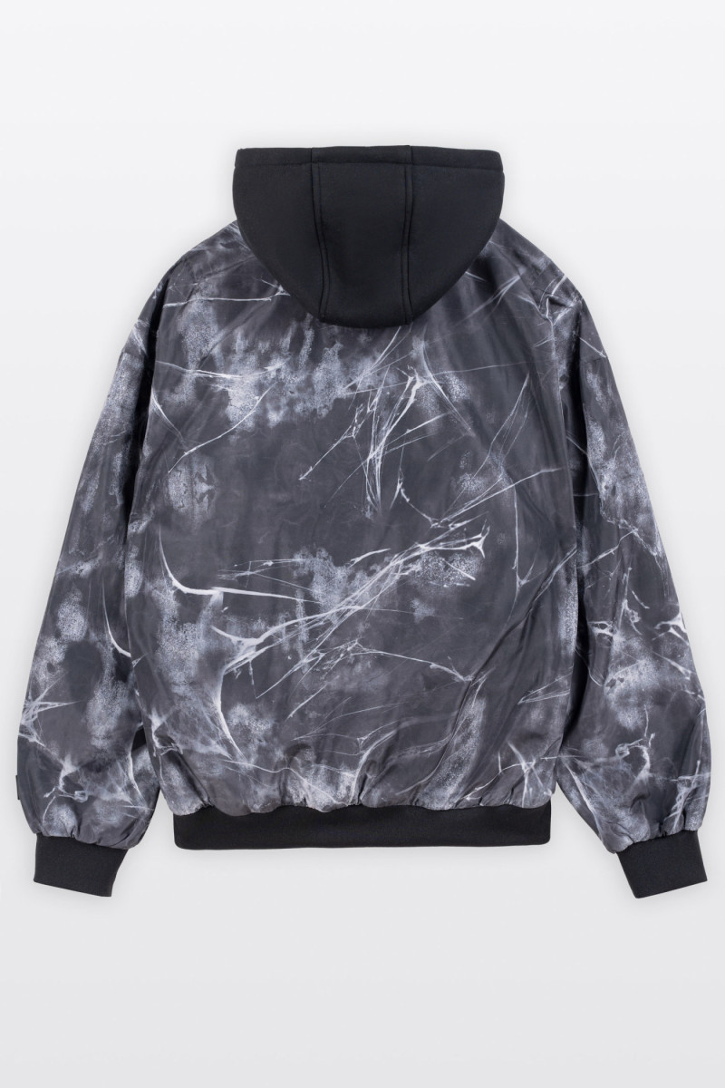 Kurtka przejściowa z nadrukiem na całości