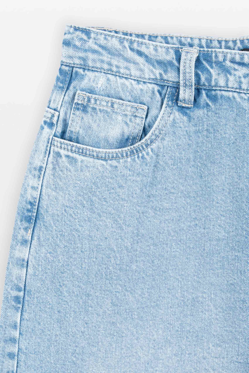 Niebieskie spodnie jeansowe SKATER z efektem sprania, niebieski